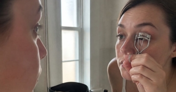 Wimpernzange wird am Auge angesetzt