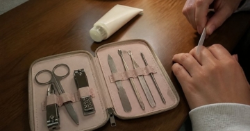 Maniküre-Set aufgeklappt auf dem Tisch