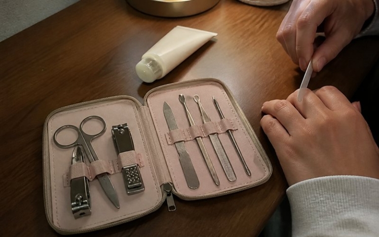 Maniküre-Set aufgeklappt auf dem Tisch