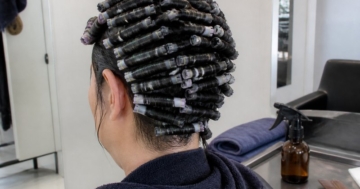 Kleine Wickler für dauerhafte Locken im Haar