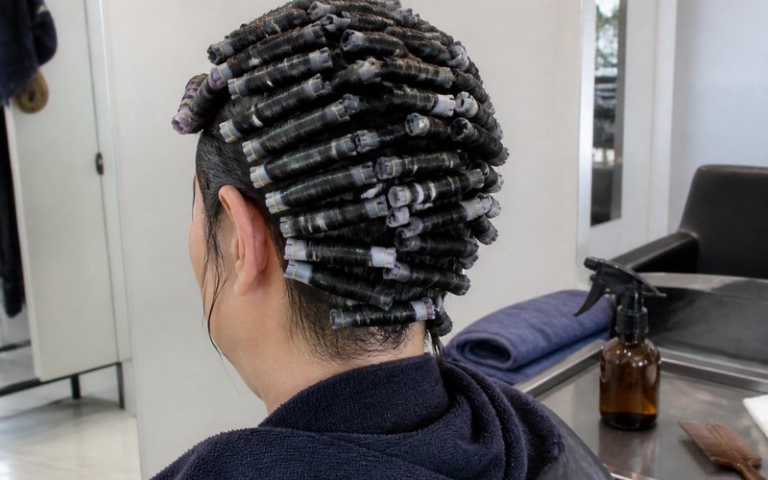 Kleine Wickler für dauerhafte Locken im Haar