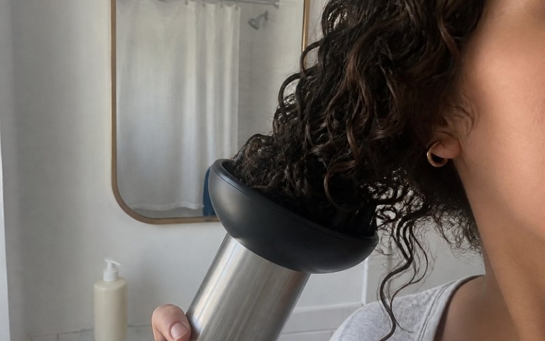 Haartrockner mit Diffusor-Aufsatz für Locken